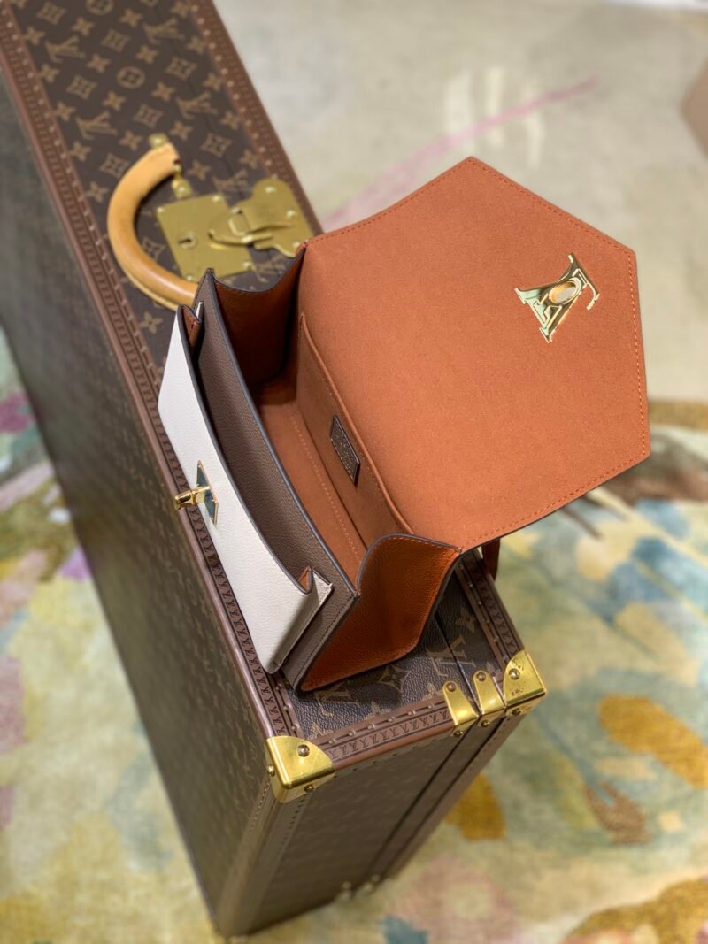 Louis Vuitton M58949 Mylockme BB-22.5 x 17.0 x 5.5CM