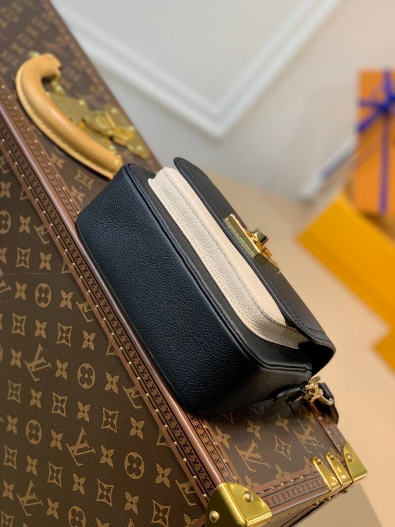 Louis Vuitton Lockme Tender Handbags PM- M58554-19*13*8CM