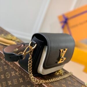 Louis Vuitton Lockme Tender Handbags PM- M58554-19*13*8CM