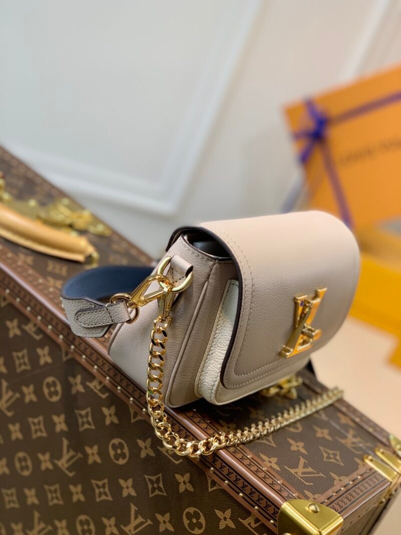 Louis Vuitton Lockme Tender Handbags PM- M58554-19*13*8CM