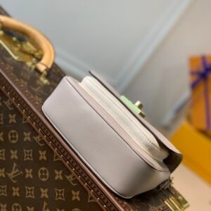 Louis Vuitton Lockme Tender Handbags PM- M58554-19*13*8CM