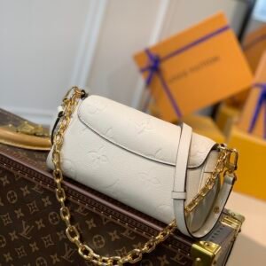 Louis Vuitton Favorite M45819-24 x 14 x 9CM