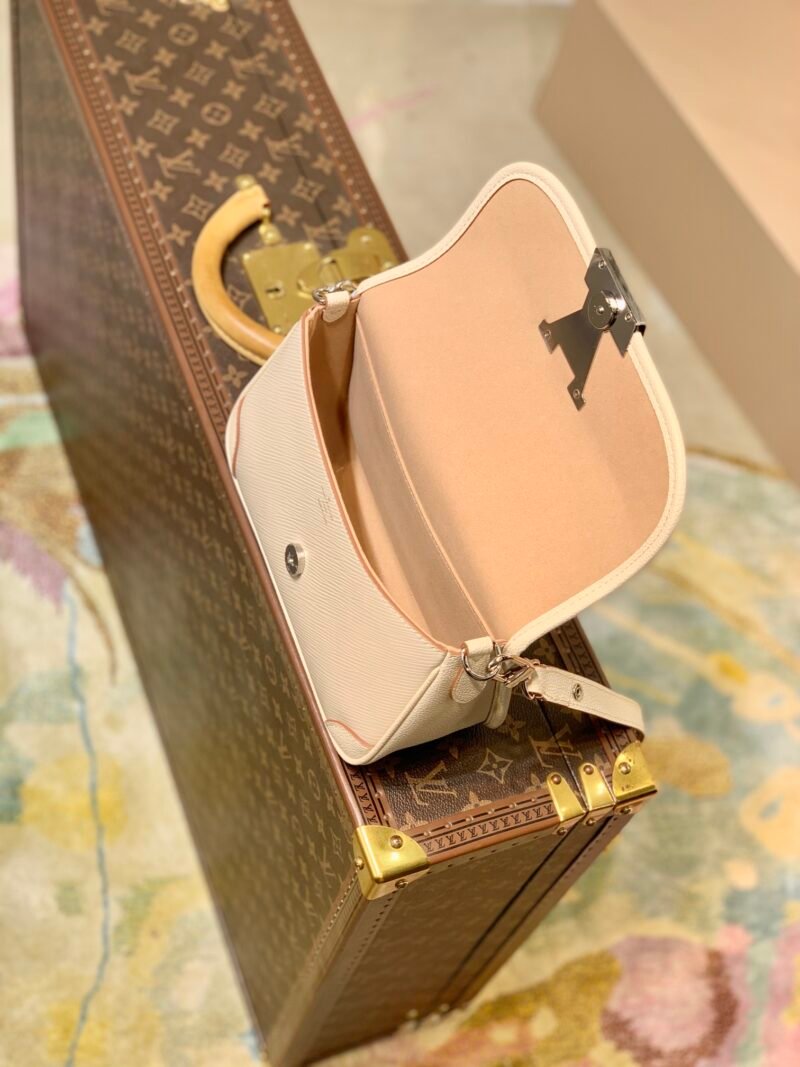 Louis Vuitton Buci Handbag-24.5 x 15.5 x 9CM