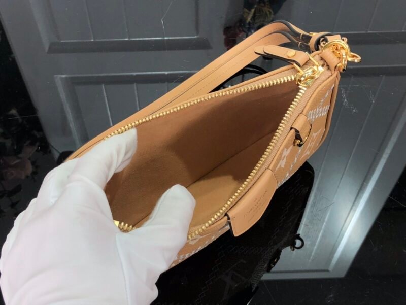 Louis Vuitton Easy Pouch On Strap-19×11.5x3CM