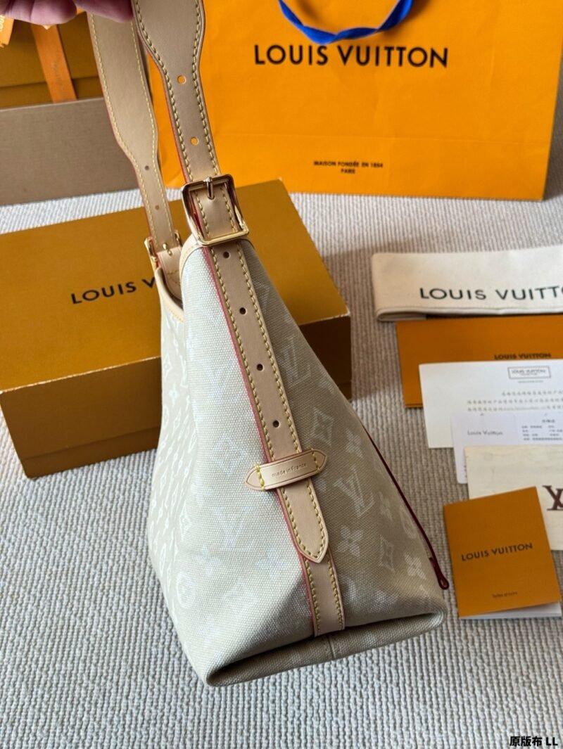louis vuitton carryall bag size : 30 x 20cm