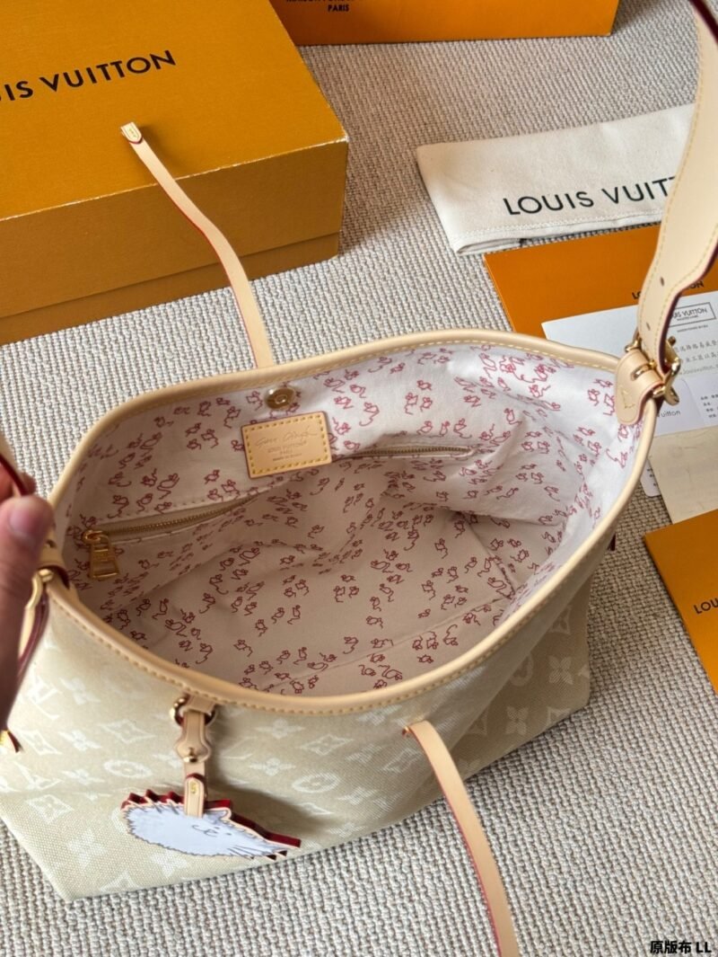 louis vuitton carryall bag size : 30 x 20cm