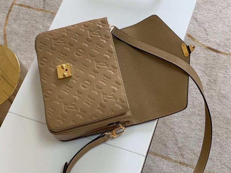 Louis Vuitton Pochette Metis Handbags-25*19*7CM