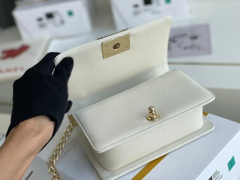 rew-05454_6_.jpg Ch@nel Boy Bag-Caviar-20CM