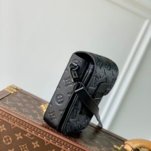 Louis Vuitton S-Lock Vertical Wearable Handbag-12*19*7CM