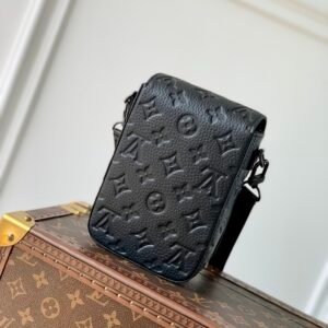 Louis Vuitton S-Lock Vertical Wearable Handbag-12*19*7CM