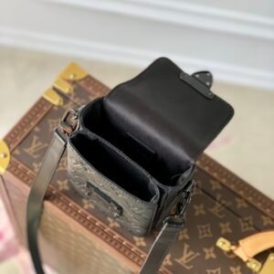 Louis Vuitton S-Lock Vertical Wearable Handbag-12*19*7CM