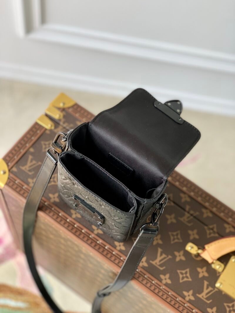 Louis Vuitton S-Lock Vertical Wearable Handbag-12*19*7CM