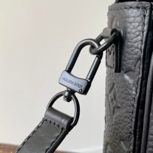 Louis Vuitton S-Lock Vertical Wearable Handbag-12*19*7CM