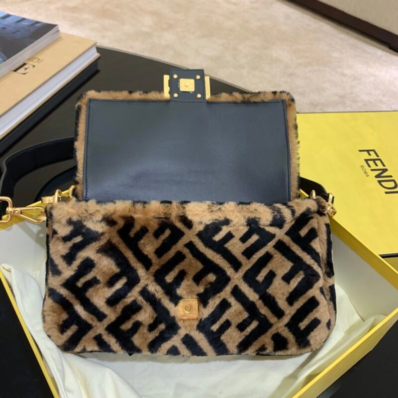 ferewrewrwe_6_.jpg FendI Medium Baguette Bag-26x15x4CM