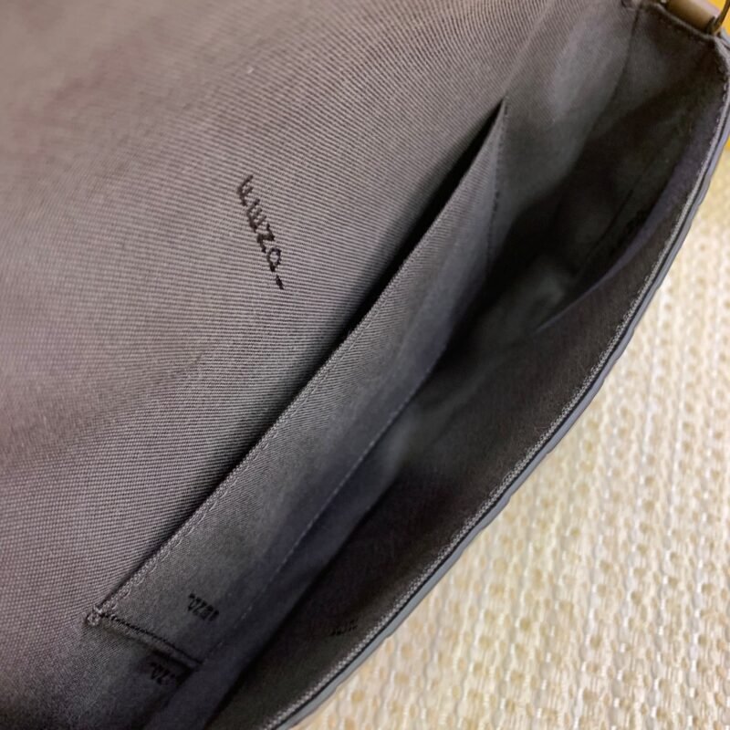 FendI Chian Bag-22x12x3CM